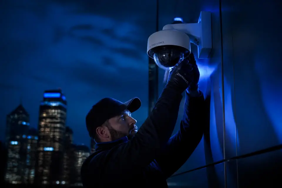 Técnico da LS Security instalando câmera de segurança CFTV em Ariquemes